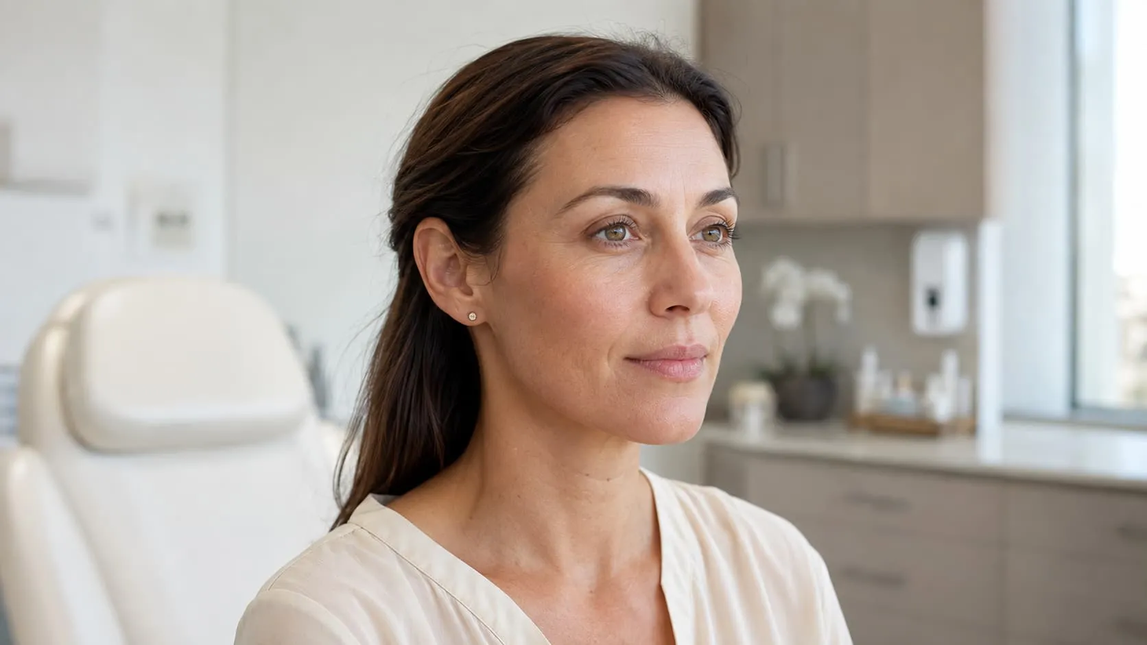 Portret al unei femei adulte, cu conturul pomeților vizibil în lumină naturală